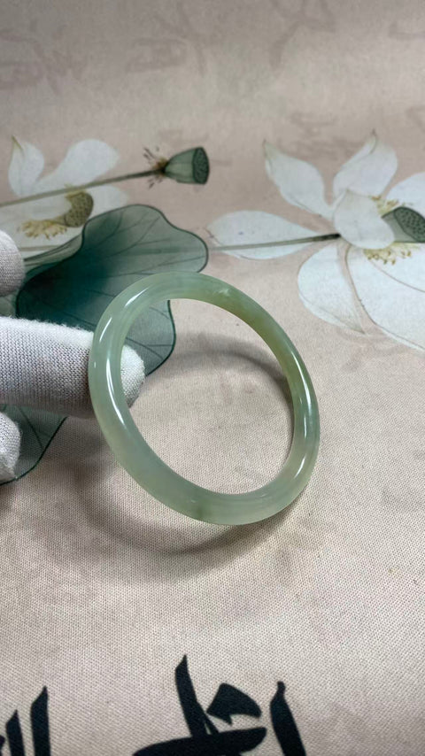 Giok Xiuyan yang indah dengan dasar hijau es – pola "garis kecantikan", diameter dalam: 52mm, harga sudah termasuk ongkos kirim dan pajak.