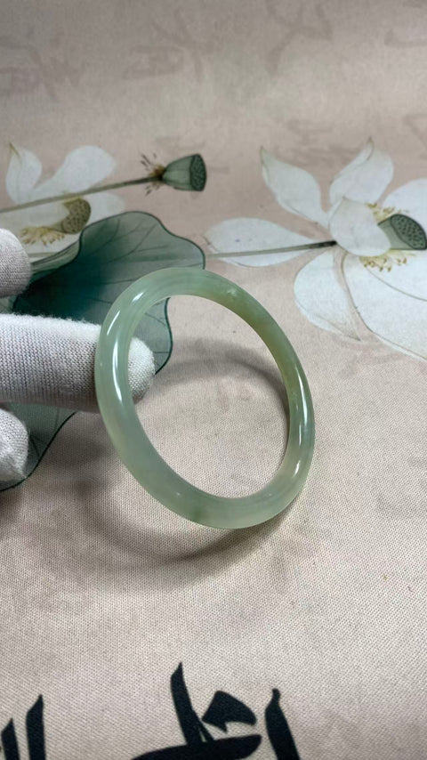 Giok Xiuyan yang indah dengan dasar hijau es – pola "garis kecantikan", diameter dalam: 52mm, harga sudah termasuk ongkos kirim dan pajak.