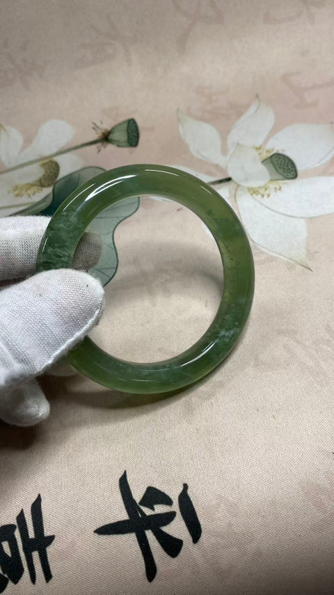 Gelang giok Xiuyan yang indah, berwarna hijau pekat dengan pola mengambang, diameter dalam: 58mm, lebar tepi: 11,8mm, termasuk ongkos kirim dan pajak.