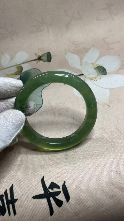 Gelang giok Xiuyan yang indah, berwarna hijau pekat dengan pola mengambang, diameter dalam: 58mm, lebar tepi: 11,8mm, termasuk ongkos kirim dan pajak.