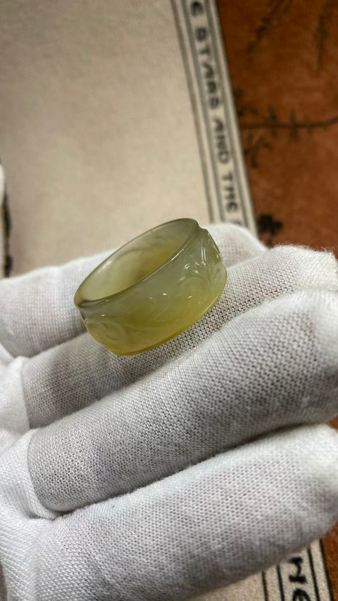 Cincin: Cincin ukiran giok Xiuyan yang indah, menampilkan awan keberuntungan, melambangkan kedamaian, kekayaan, dan kesempurnaan, melingkupi kebahagiaan. Ukuran: 20 x 12 mm. Termasuk ongkos kirim dan pajak.