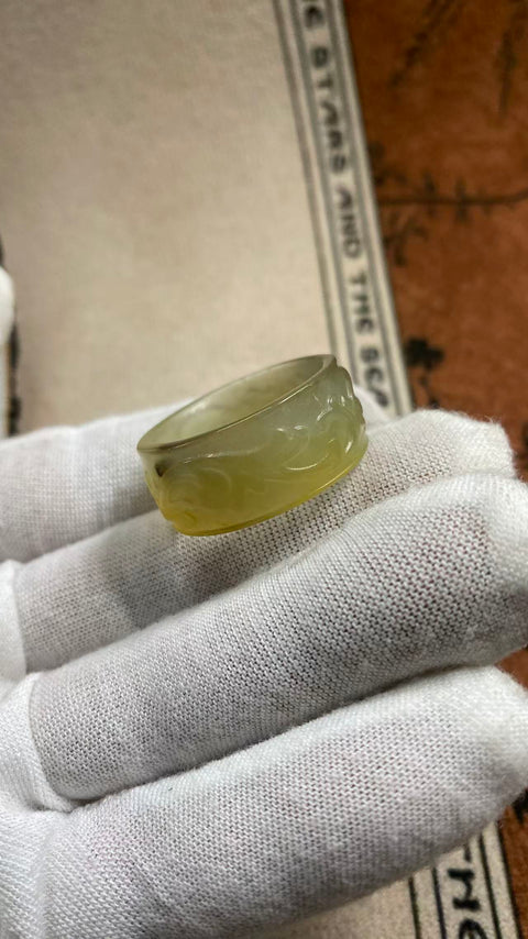 Cincin: Cincin ukiran giok Xiuyan yang indah, menampilkan awan keberuntungan, melambangkan kedamaian, kekayaan, dan kesempurnaan, melingkupi kebahagiaan. Ukuran: 20 x 12 mm. Termasuk ongkos kirim dan pajak.