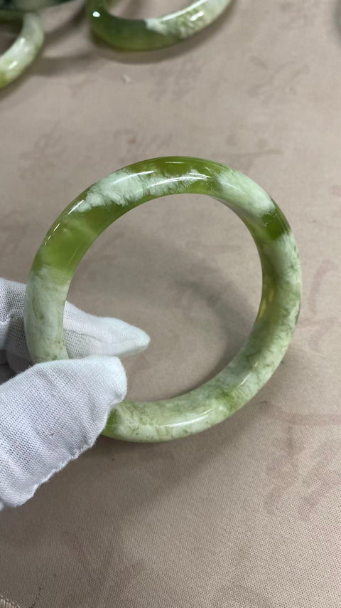 Gelang giok Xiuyan yang indah – desain Bunga Tutup Susu Anggur Hijau, Diameter dalam: 62,8 mm, Lebar samping: 14,5 mm, Harga sudah termasuk ongkos kirim dan pajak.