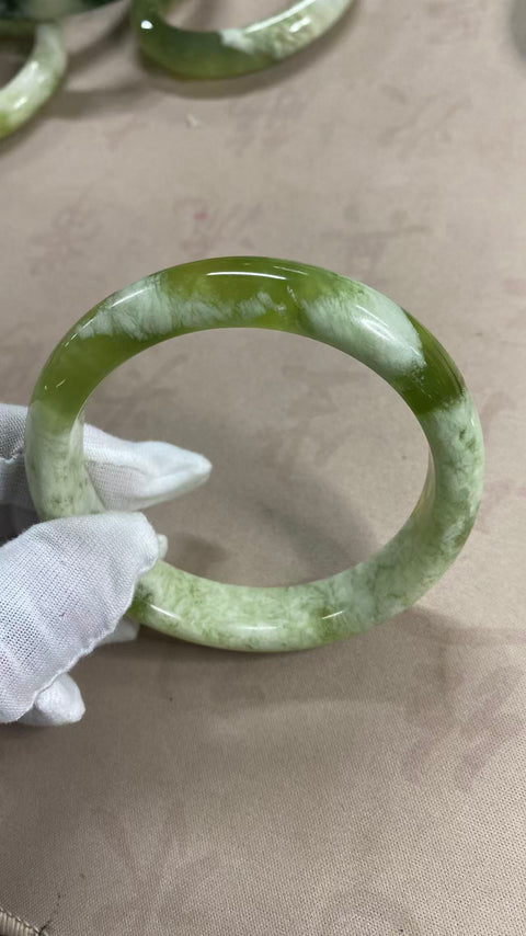 Gelang giok Xiuyan yang indah – desain Bunga Tutup Susu Anggur Hijau, Diameter dalam: 62,8 mm, Lebar samping: 14,5 mm, Harga sudah termasuk ongkos kirim dan pajak.