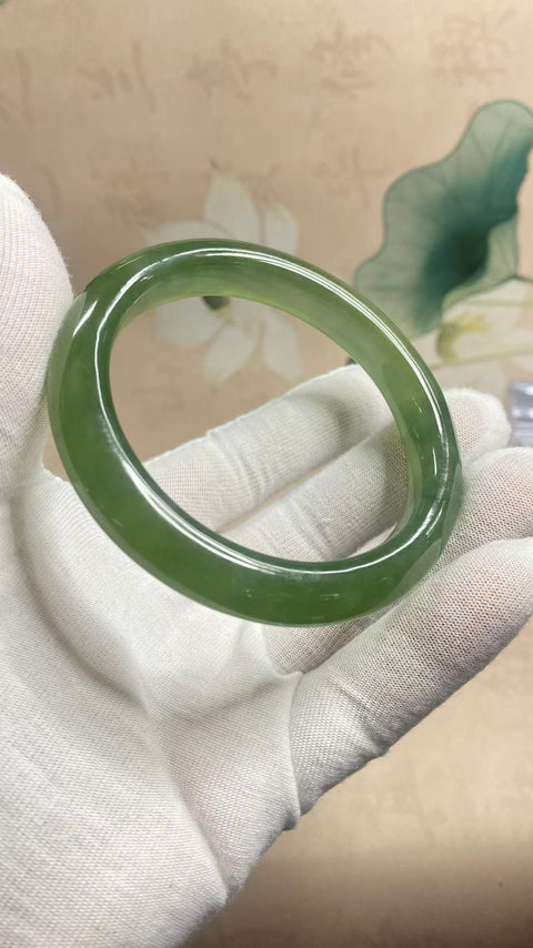 Gelang giok Xiuyan yang indah, berwarna hijau pekat dengan pola mengambang, diameter dalam 62mm, lebar tepi 11,9mm, termasuk ongkos kirim dan pajak.