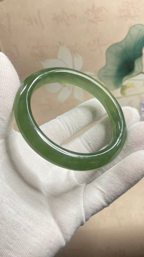 Gelang giok Xiuyan yang indah, berwarna hijau pekat dengan pola mengambang, diameter dalam 62mm, lebar tepi 11,9mm, termasuk ongkos kirim dan pajak.