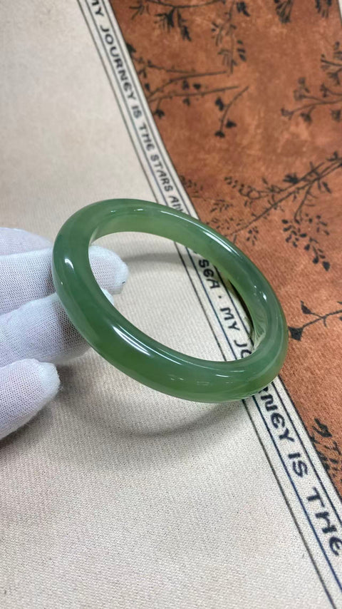 Gelang giok Xiuyan yang indah, berwarna hijau pekat dengan pola hijau mengambang, diameter dalam 62mm, lebar tepi 11,5mm, termasuk ongkos kirim dan pajak.