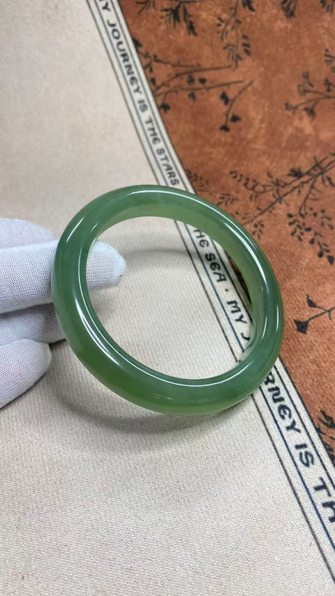 Gelang giok Xiuyan yang indah, berwarna hijau pekat dengan pola hijau mengambang, diameter dalam 62mm, lebar tepi 11,5mm, termasuk ongkos kirim dan pajak.