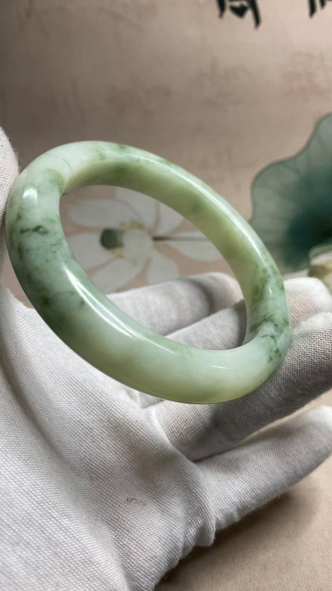 Gelang giok Xiuyan yang indah—giok hijau tua berminyak, dengan tekstur hangat dan berkilau, diameter dalam: 62,7 mm, lebar tepi: 13 mm. Harga sudah termasuk ongkos kirim dan pajak.
