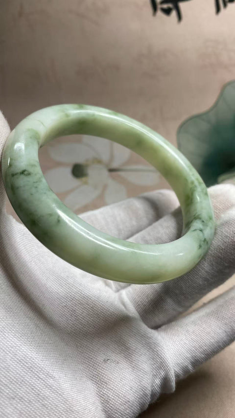 Gelang giok Xiuyan yang indah—giok hijau tua berminyak, dengan tekstur hangat dan berkilau, diameter dalam: 62,7 mm, lebar tepi: 13 mm. Harga sudah termasuk ongkos kirim dan pajak.