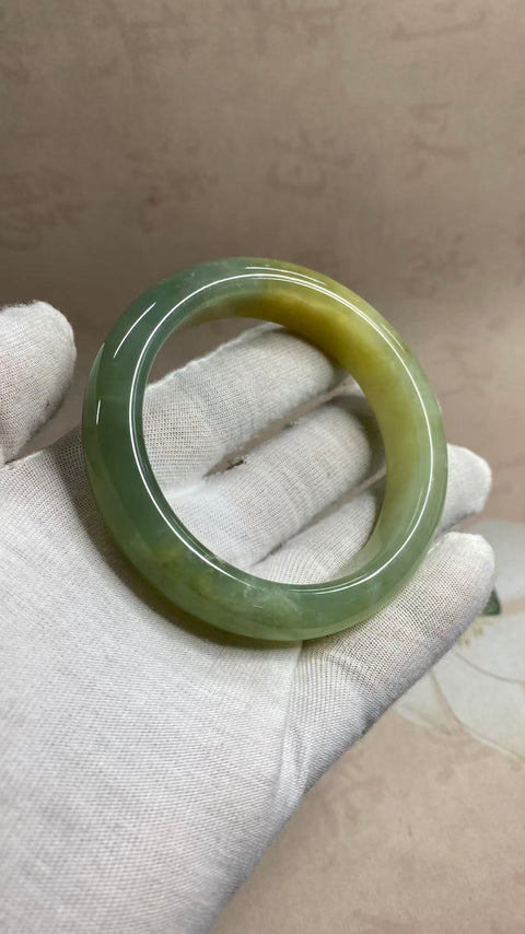 Gelang giok Xiuyan motif bunga magnolia yang indah, diameter dalam: 60,5 mm, lebar tepi: 15,4 mm, termasuk ongkos kirim dan pajak.