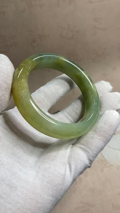 Gelang giok Xiuyan motif bunga magnolia yang indah, diameter dalam: 60,5 mm, lebar tepi: 15,4 mm, termasuk ongkos kirim dan pajak.