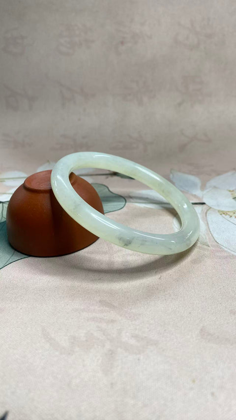 Gelang giok Xiuyan yang indah dengan dasar seperti es dan desain sapuan tinta – gaya "Kecantikan", diameter dalam: 58mm, termasuk ongkos kirim dan pajak.