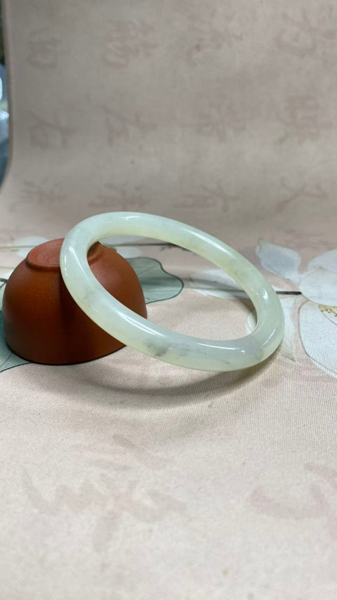 Gelang giok Xiuyan yang indah dengan dasar seperti es dan desain sapuan tinta – gaya "Kecantikan", diameter dalam: 58mm, termasuk ongkos kirim dan pajak.