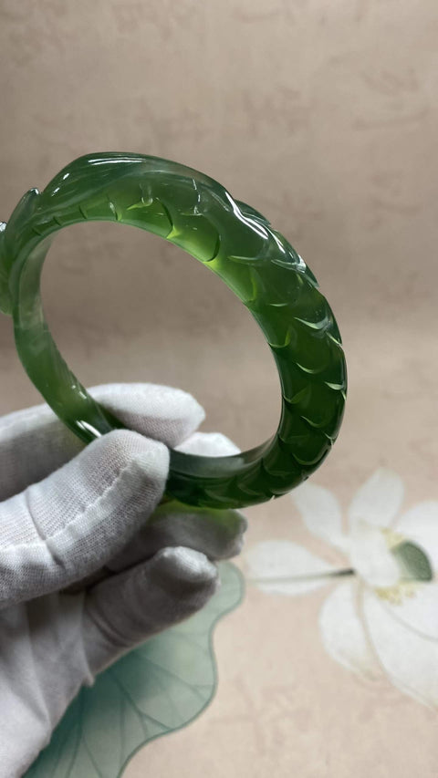 Bisnis yang Sukses: Gelang Ukiran Giok Xiuyan Hijau Penuh yang Indah - Gelang Naga. Diameter dalam: 60,3 mm, lebar samping: 11,2 mm. Harga sudah termasuk ongkos kirim dan pajak.