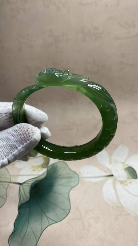 Bisnis yang Sukses: Gelang Ukiran Giok Xiuyan Hijau Penuh yang Indah - Gelang Naga. Diameter dalam: 60,3 mm, lebar samping: 11,2 mm. Harga sudah termasuk ongkos kirim dan pajak.