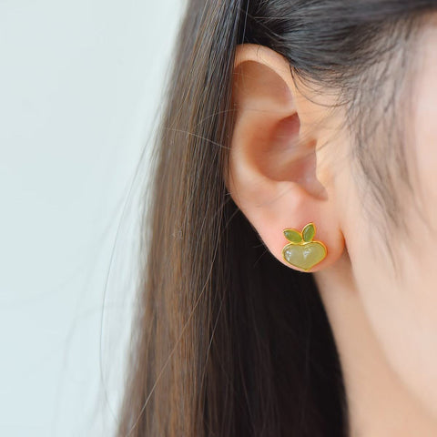 5879Q-2# Anting-anting perak sterling S925 bertatahkan giok Hetian dari Qinghai, berbentuk hati dengan aksen putih dan hijau. Ukuran 6 x 9 cm. Termasuk ongkos kirim dan pajak.