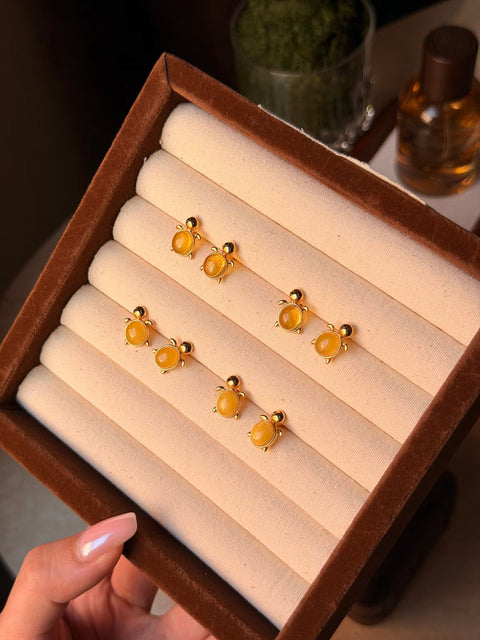 Anting-anting kancing kura-kura amber - Sunset stroll 🐢✨ Amber madu transparan dan cerah & amber emas (termasuk ongkos kirim dan pajak).