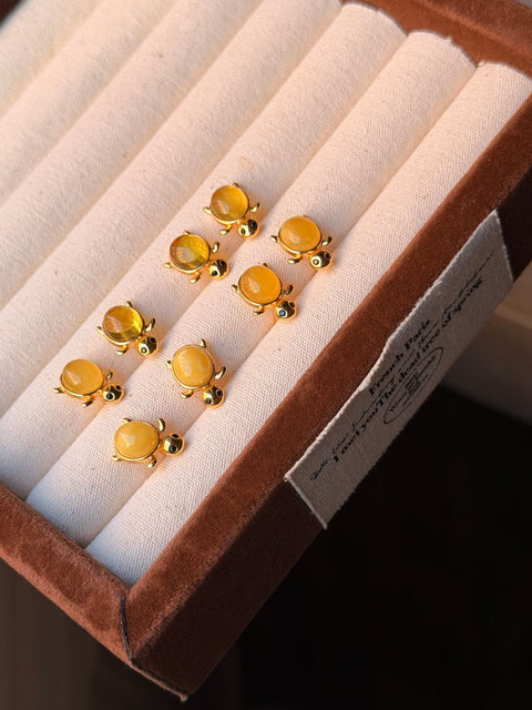 Anting-anting kancing kura-kura amber - Sunset stroll 🐢✨ Amber madu transparan dan cerah & amber emas (termasuk ongkos kirim dan pajak).