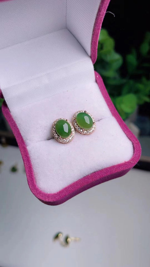 Anting-anting kancing giok nefrit alami, terbuat dari material tambang lama, dengan tekstur yang halus dan hangat, dipasang pada perak 925, ukuran 0,9 x 0,7 cm, termasuk ongkos kirim dan pajak.