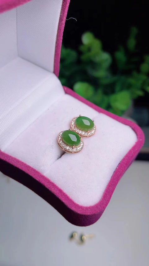 Anting-anting kancing giok nefrit alami, terbuat dari material tambang lama, dengan tekstur yang halus dan hangat, dipasang pada perak 925, ukuran 0,9 x 0,7 cm, termasuk ongkos kirim dan pajak.
