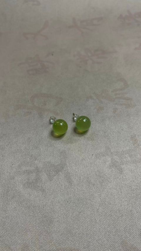 Anting-anting: Anting-anting giok Xiuyan yang indah, terbuat dari perak sterling 925, ukuran: 9,5 mm, termasuk ongkos kirim dan pajak.