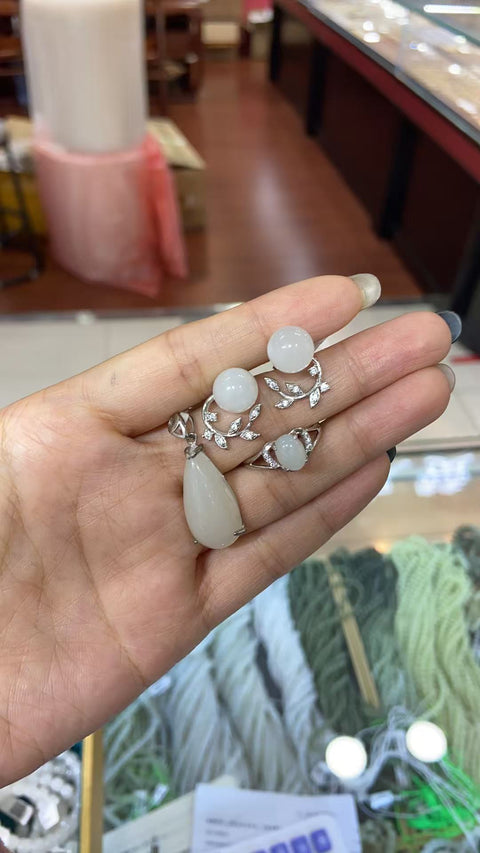 0400#925 liontin perak sterling dengan desain tetesan air mata giok Hetian (13*25mm) dan 1129#925 cincin perak sterling (6*8mm) dengan 2106#925 anting giok hetian (10×10mm) dan , termasuk ongkos kirim dan pajak.