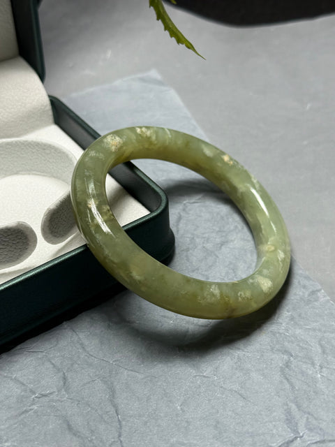 Gelang giok Xiuyan alami, dihiasi dengan desain bunga yang halus dan elegan. Perkiraan dimensi: 58,2 x 12 x 10 mm. Semua batu terbentuk secara alami. Harga sudah termasuk ongkos kirim dan pajak.