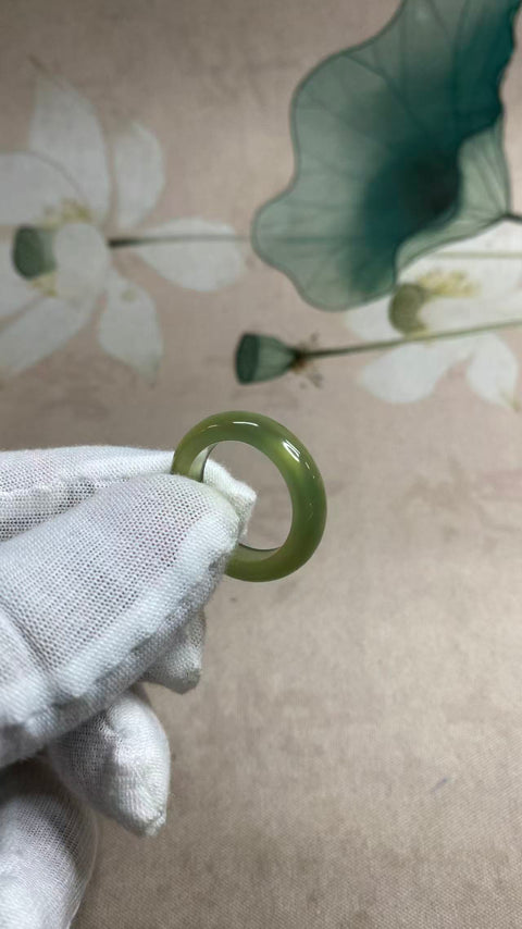 Cincin: Cincin giok Xiuyan hijau es yang indah, diameter dalam 19mm, termasuk ongkos kirim dan pajak.