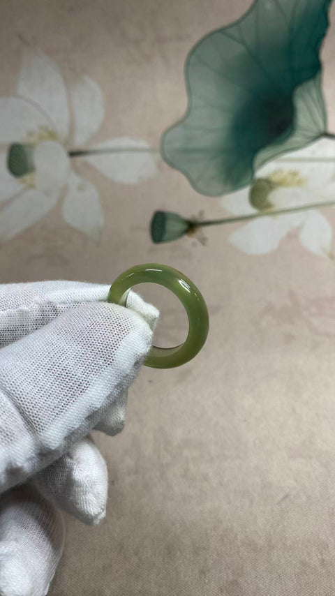 Cincin: Cincin giok Xiuyan hijau es yang indah, diameter dalam 19mm, termasuk ongkos kirim dan pajak.