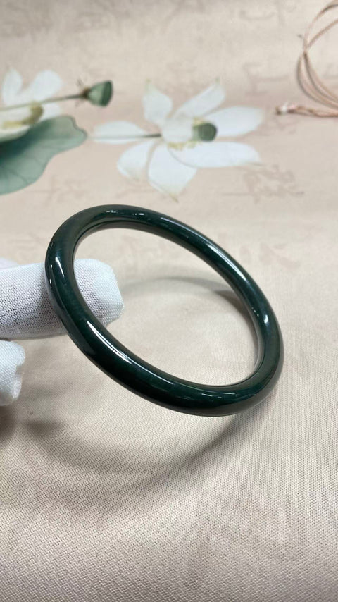 Gelang bulat giok Hetian yang indah, diameter dalam 67,5 mm, ketebalan gelang 8 mm. Semua batu terbentuk secara alami. Harga sudah termasuk ongkos kirim dan pajak.