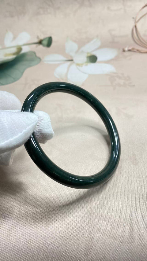 Gelang bulat giok Hetian yang indah, diameter dalam 67,5 mm, ketebalan gelang 8 mm. Semua batu terbentuk secara alami. Harga sudah termasuk ongkos kirim dan pajak.
