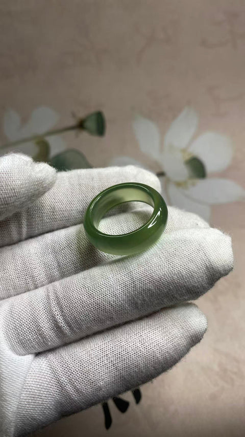 Cincin: Cincin giok Xiuyan yang indah, warna hijau pekat, diameter 19mm, termasuk ongkos kirim dan pajak.