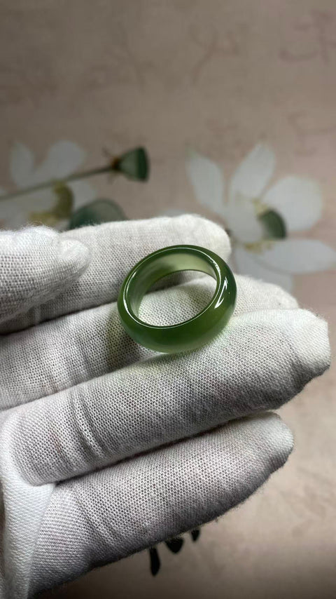 Cincin: Cincin giok Xiuyan yang indah, warna hijau pekat, diameter 19mm, termasuk ongkos kirim dan pajak.
