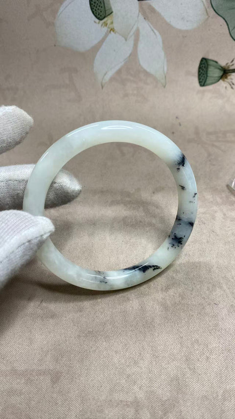 Batu giok Xiuyan yang indah—Cahaya Bulan Putih, gaya sapuan tinta alami, diameter dalam: 61 mm. Semua batu terbentuk secara alami. Harga sudah termasuk ongkos kirim dan pajak.