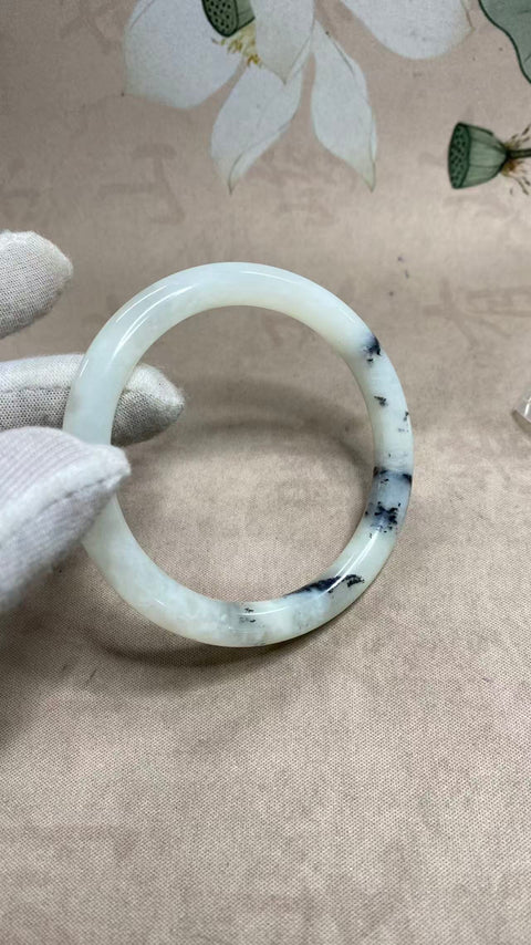 Batu giok Xiuyan yang indah—Cahaya Bulan Putih, gaya sapuan tinta alami, diameter dalam: 61 mm. Semua batu terbentuk secara alami. Harga sudah termasuk ongkos kirim dan pajak.