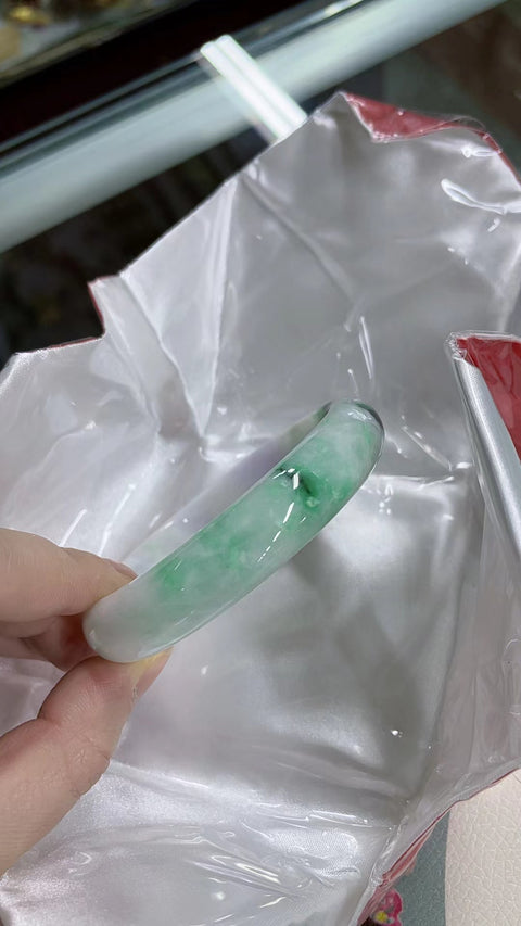 Gelang giok jadeite grade A, diameter dalam 60mm, material tambang lama, tekstur halus dan hangat, pola hijau yang indah, terlihat sangat cantik di pergelangan tangan. Semua batu alam terbentuk secara alami. Pengiriman dan pajak sudah termasuk.
