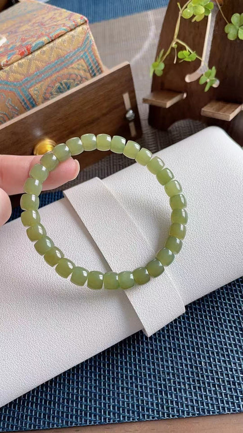 Gelang giok Hetian alami, terbuat dari material tambang lama, dengan tekstur yang halus dan hangat. Desain sederhana dan elegan, pilihan terbaik untuk musim panas. Ukuran 7x6, termasuk ongkos kirim dan pajak.