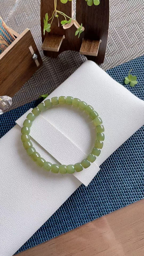 Gelang giok Hetian alami, terbuat dari material tambang lama, dengan tekstur yang halus dan hangat. Desain sederhana dan elegan, pilihan terbaik untuk musim panas. Ukuran 7x6, termasuk ongkos kirim dan pajak.