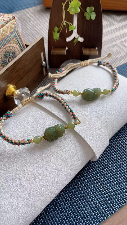 Pixiu Hetian alami, membawa kekayaan dan keberuntungan, menangkal kejahatan dan memastikan kedamaian. Bahannya halus dan lembut, dengan ukiran yang indah. Dapat digunakan sebagai gelang atau liontin. Ukuran: 1,7 x 1,2 cm. Termasuk ongkos kirim dan pajak.