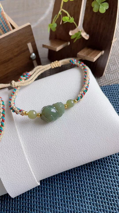 Pixiu Hetian alami, membawa kekayaan dan keberuntungan, menangkal kejahatan dan memastikan kedamaian. Bahannya halus dan lembut, dengan ukiran yang indah. Dapat digunakan sebagai gelang atau liontin. Ukuran: 1,7 x 1,2 cm. Termasuk ongkos kirim dan pajak.