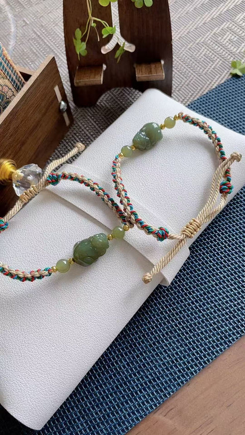 Pixiu Hetian alami, membawa kekayaan dan keberuntungan, menangkal kejahatan dan memastikan kedamaian. Bahannya halus dan lembut, dengan ukiran yang indah. Dapat digunakan sebagai gelang atau liontin. Ukuran: 1,7 x 1,2 cm. Termasuk ongkos kirim dan pajak.
