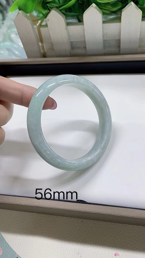 Gelang giok alami, dari tambang tua, dengan tekstur halus, hangat, dan bersih. Terlihat sangat menakjubkan di pergelangan tangan. Diameter: 55-60 mm. Semua batu terbentuk secara alami. Harga sudah termasuk ongkos kirim dan pajak.