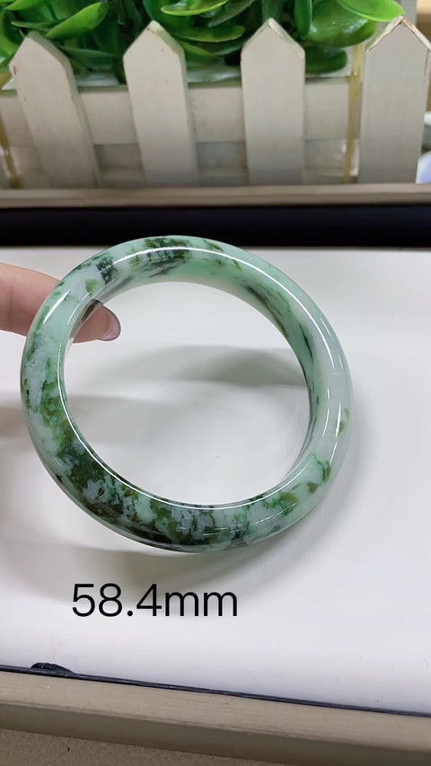 Gelang giok alami, dari tambang tua, dengan tekstur halus, hangat, dan bersih. Terlihat sangat menakjubkan di pergelangan tangan. Diameter: 55-60 mm. Semua batu terbentuk secara alami. Harga sudah termasuk ongkos kirim dan pajak.