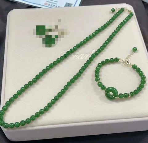 [Set Kalung dan Gelang Giok Dua Bagian] Ukuran: Sekitar 6mm 🌹Penawaran Spesial🌹 Kalung giok Rusia dari tambang kuno ini memiliki dasar hijau bayam yang jernih, warna merata, kualitas prima, dan tampilan yang elegan. Ongkos kirim dan pajak sudah termasuk.