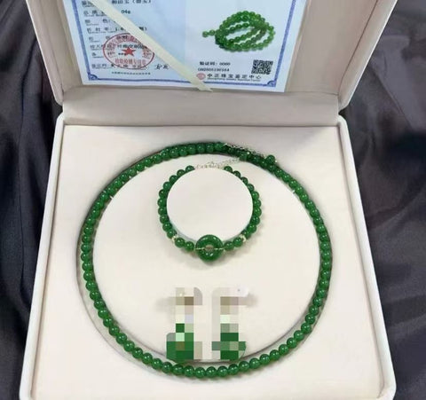 [Set Kalung dan Gelang Giok Dua Bagian] Ukuran: Sekitar 6mm 🌹Penawaran Spesial🌹 Kalung giok Rusia dari tambang kuno ini memiliki dasar hijau bayam yang jernih, warna merata, kualitas prima, dan tampilan yang elegan. Ongkos kirim dan pajak sudah termasuk.