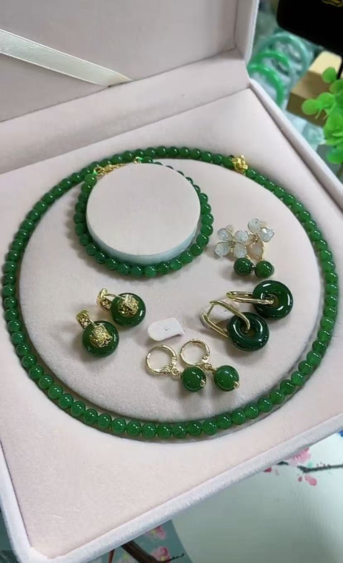 【Set Kalung dan Gelang Giok 3 Buah】 Ukuran: Sekitar 6mm 🌹Penawaran Spesial🌹 Kalung giok Rusia dari tambang kuno ini memiliki dasar hijau bayam yang jernih dan sudah termasuk ongkos kirim dan pajak.