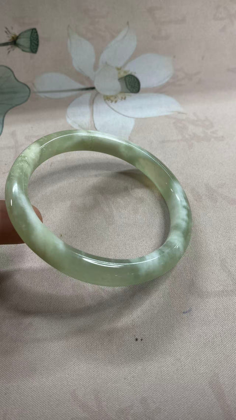 Gelang giok Xiuyan yang indah, hijau es dengan zamrud mengambang, diameter dalam: 65,5 mm, lebar tepi: 11,3 mm, termasuk ongkos kirim dan pajak.