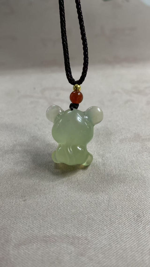 Liontin giok Xiuyan alami—versi kartun seekor tikus, dimensi: 22 x 21,7 mm, termasuk ongkos kirim dan pajak.