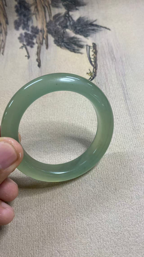 Gelang giok Xiuyan hijau es yang indah, diameter dalam: 54, lebar samping: 13, termasuk ongkos kirim dan pajak.